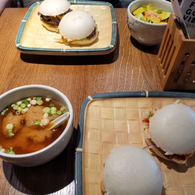 Obrazek: Bułeczki bao z dodatkami (zupa miso i sałatka)